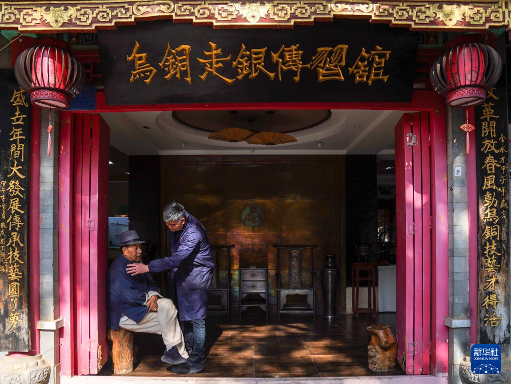 镜观·非遗丨乌铜作纸，白银为墨，淬炼时光的金属诗篇