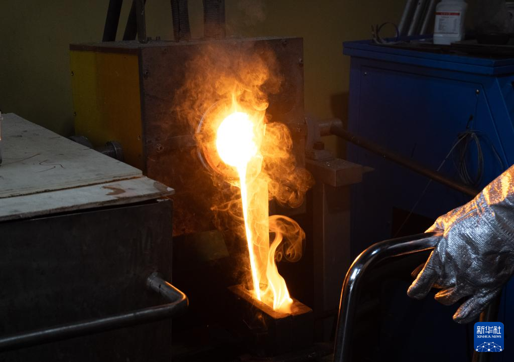 镜观·非遗丨乌铜作纸，白银为墨，淬炼时光的金属诗篇