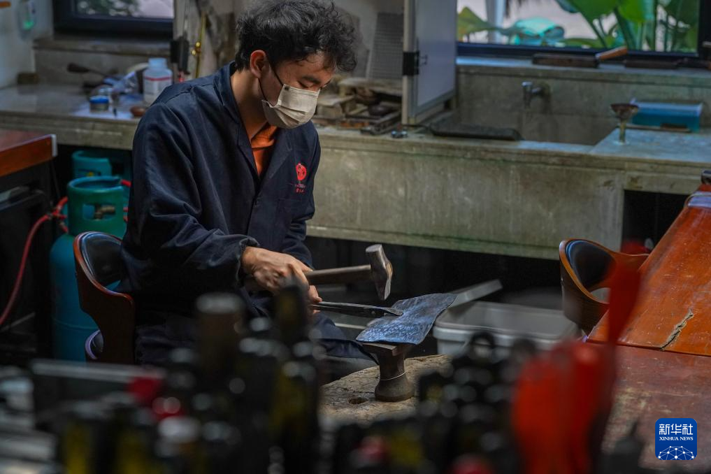 镜观·非遗丨乌铜作纸，白银为墨，淬炼时光的金属诗篇