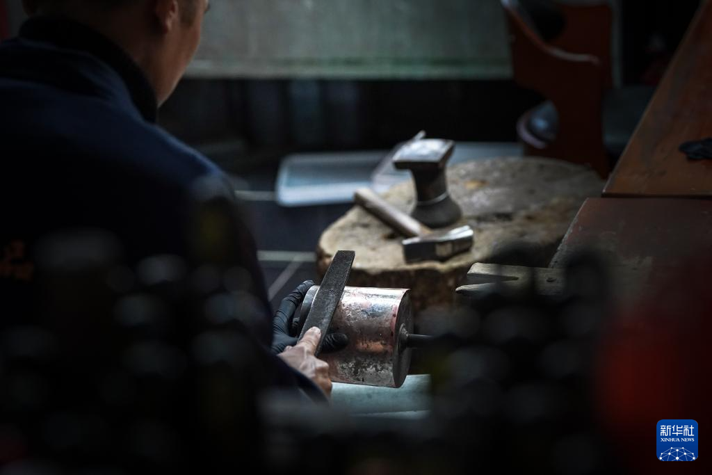 镜观·非遗丨乌铜作纸，白银为墨，淬炼时光的金属诗篇