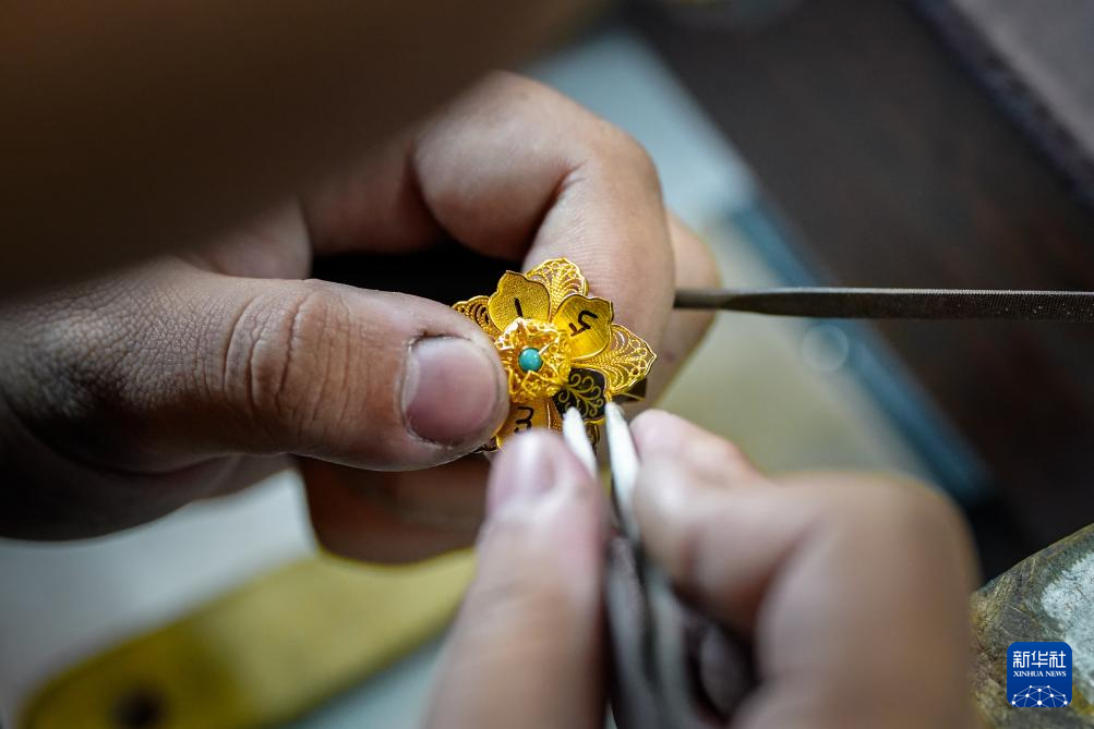 镜观·非遗丨乌铜作纸，白银为墨，淬炼时光的金属诗篇