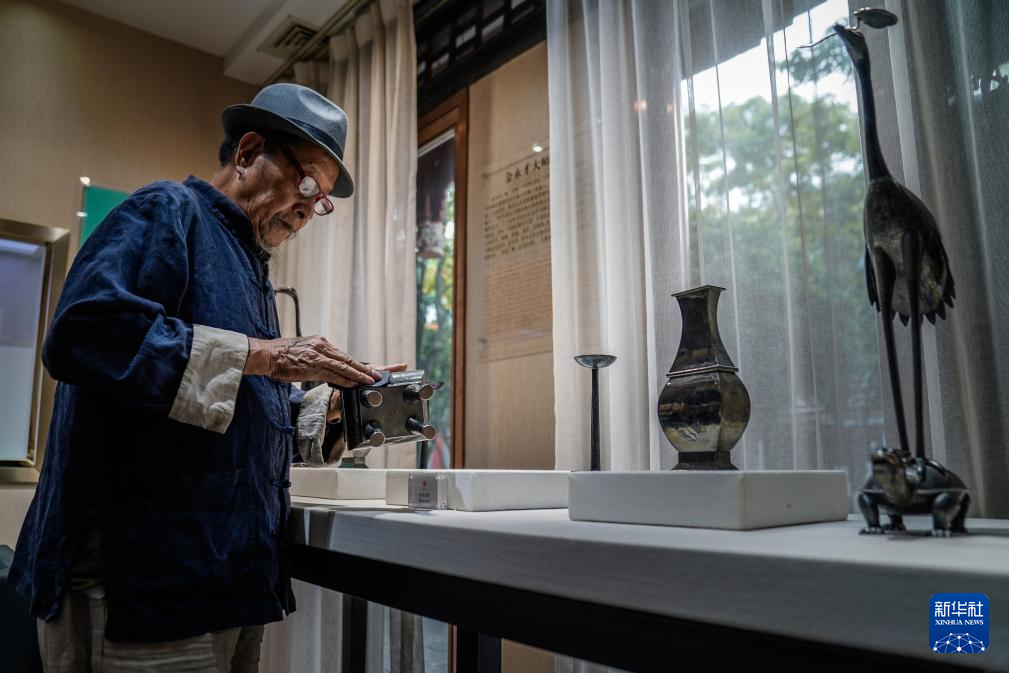 镜观·非遗丨乌铜作纸，白银为墨，淬炼时光的金属诗篇