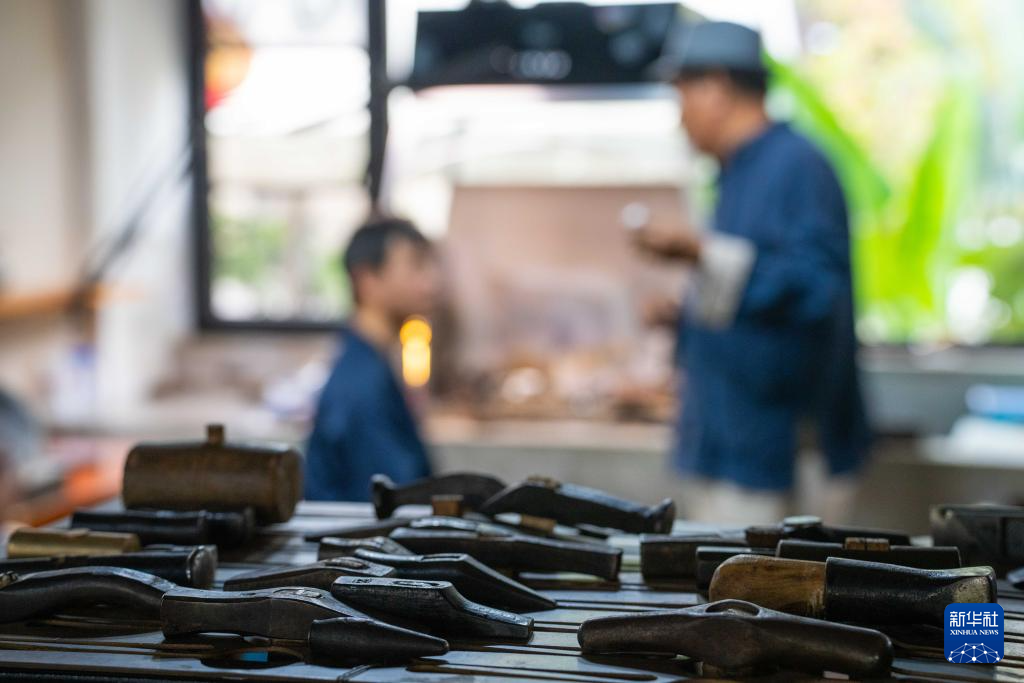 镜观·非遗丨乌铜作纸，白银为墨，淬炼时光的金属诗篇