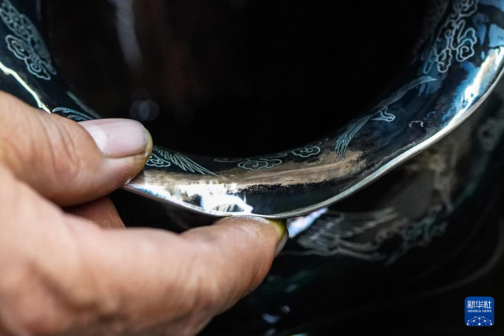 镜观·非遗丨乌铜作纸，白银为墨，淬炼时光的金属诗篇