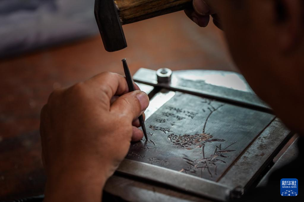 镜观·非遗丨乌铜作纸，白银为墨，淬炼时光的金属诗篇