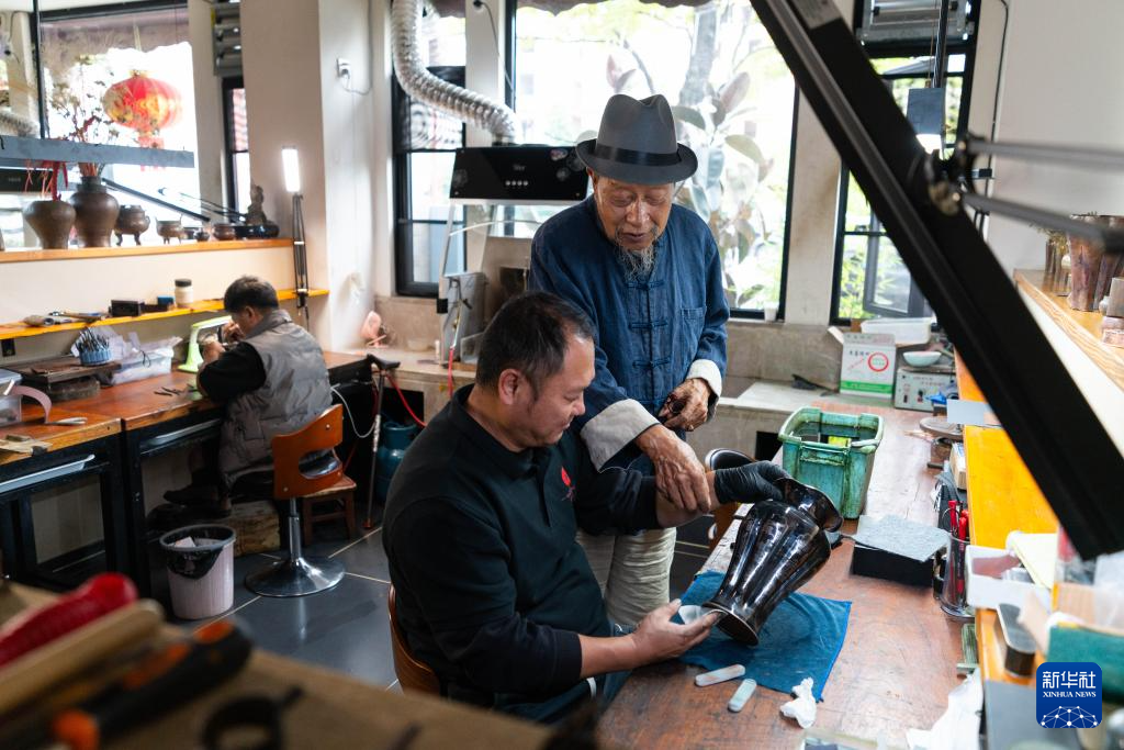 镜观·非遗丨乌铜作纸，白银为墨，淬炼时光的金属诗篇