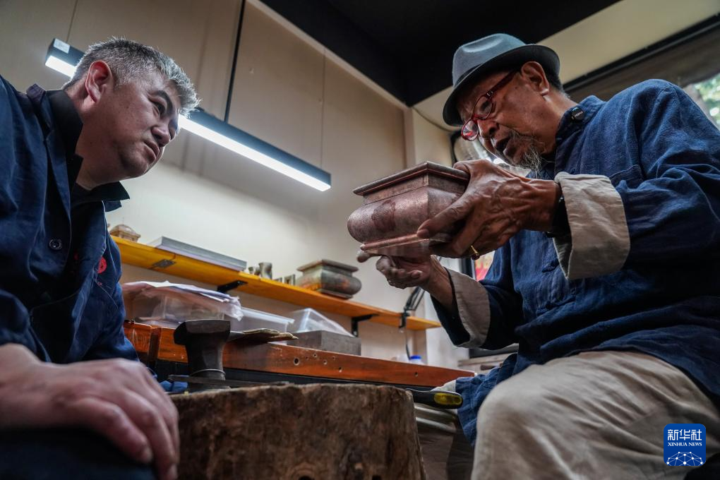 镜观·非遗丨乌铜作纸，白银为墨，淬炼时光的金属诗篇