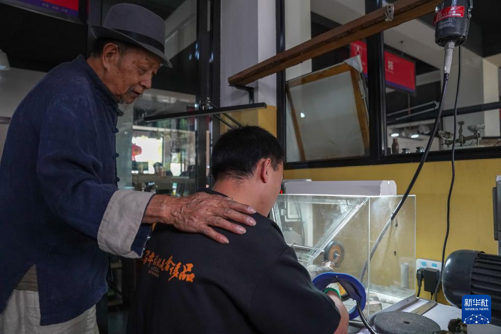 镜观·非遗丨乌铜作纸，白银为墨，淬炼时光的金属诗篇