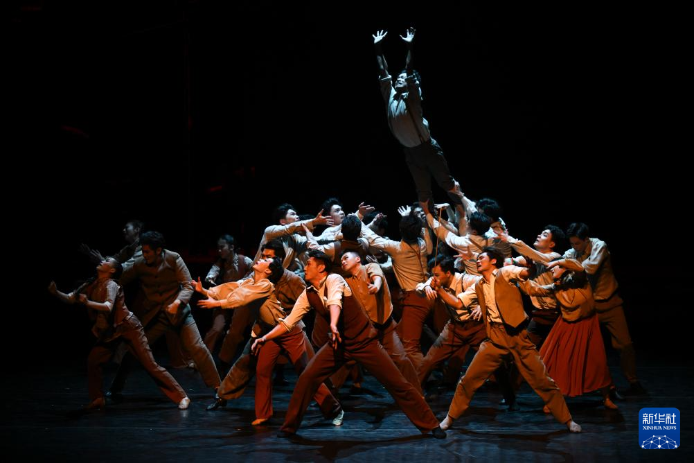 荷花奖获奖舞剧《热血当歌》亮相乌鲁木齐