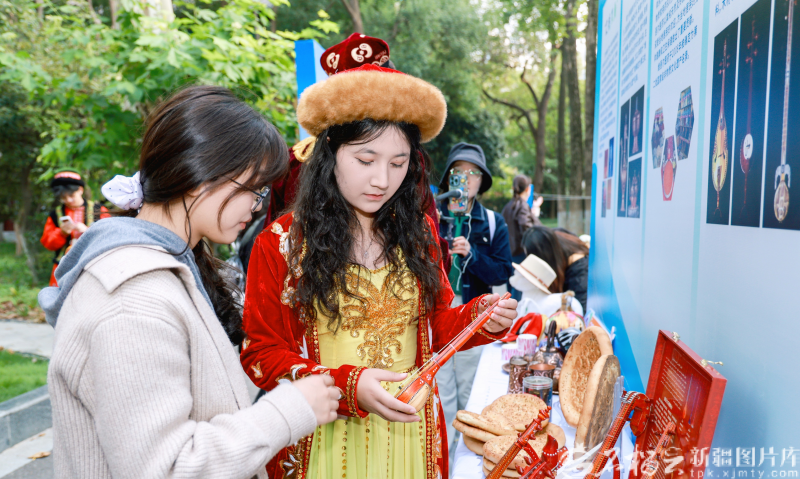 一场跨越千里的“双向奔赴” 南京师范大学新疆文化集市火热开集