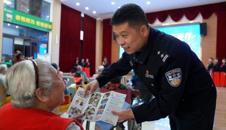 重庆：重阳反诈不停歇 守护钱袋不松劲