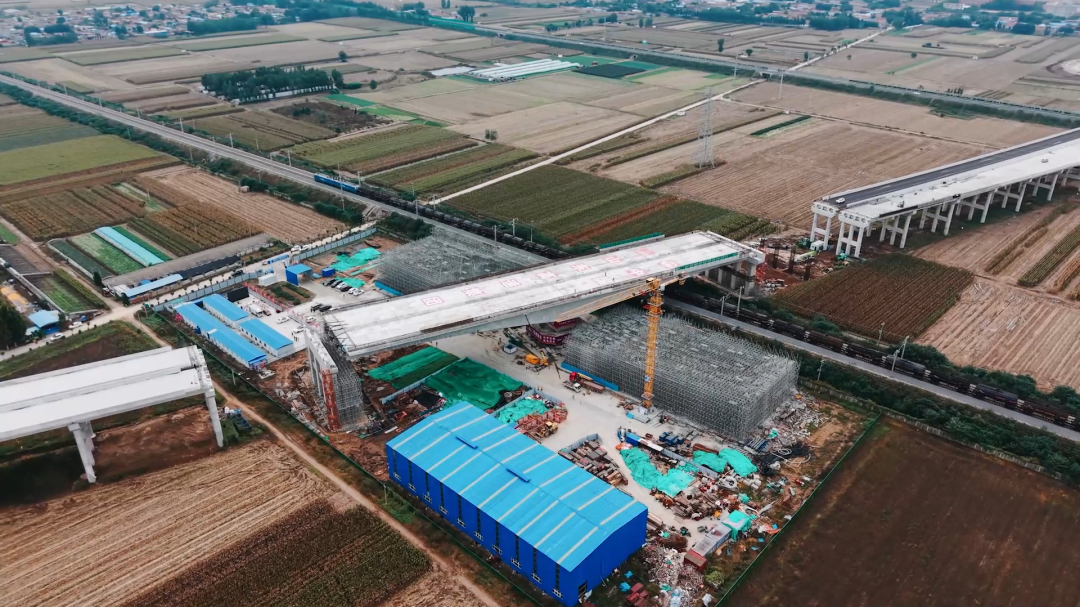 万吨巨桥“华丽转身”!济微高速北段工程上跨瓦日铁路转体桥顺利转体