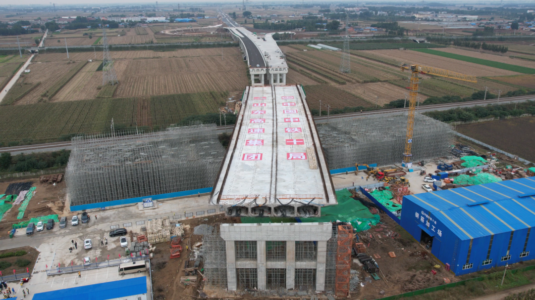 万吨巨桥“华丽转身”!济微高速北段工程上跨瓦日铁路转体桥顺利转体