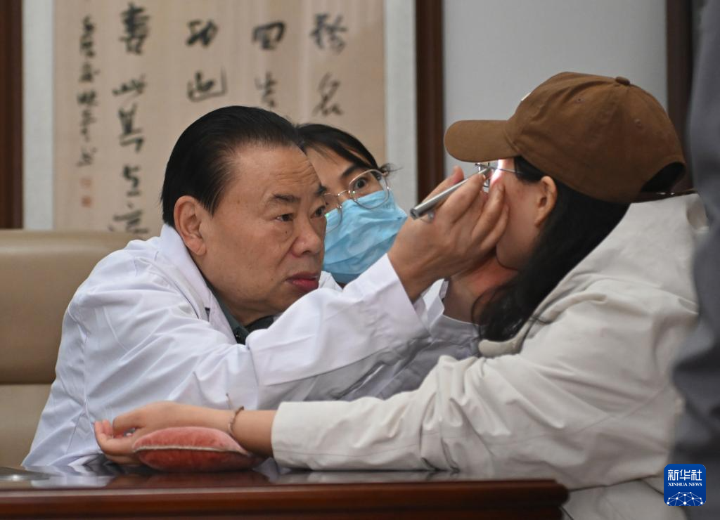 坚守一线的八旬老中医