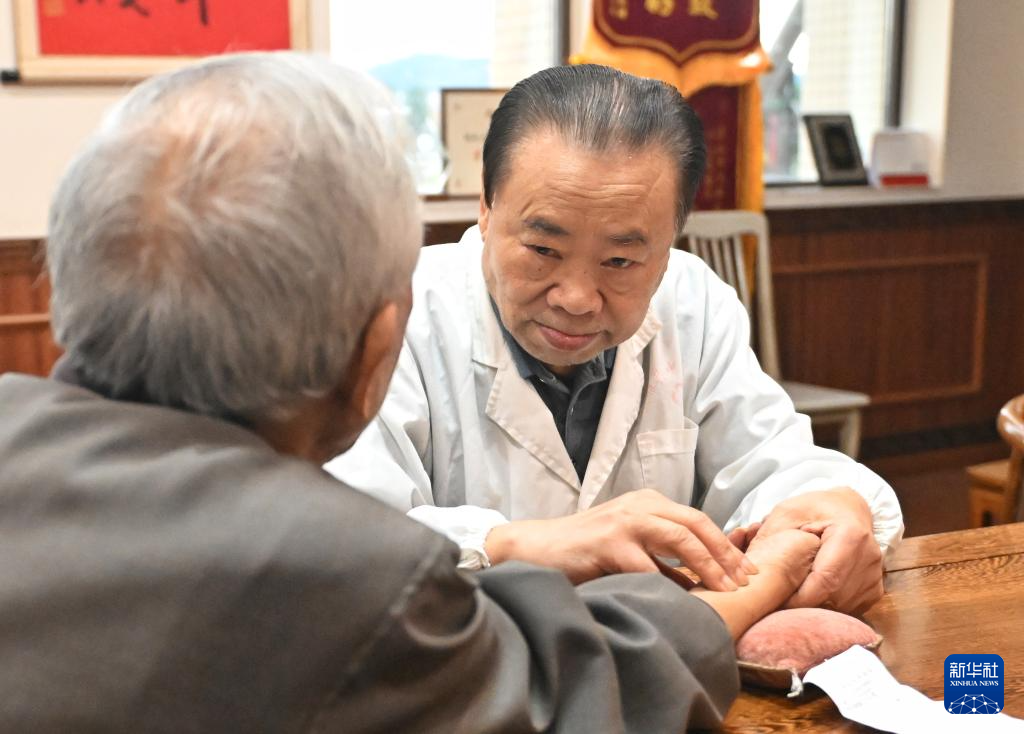 坚守一线的八旬老中医