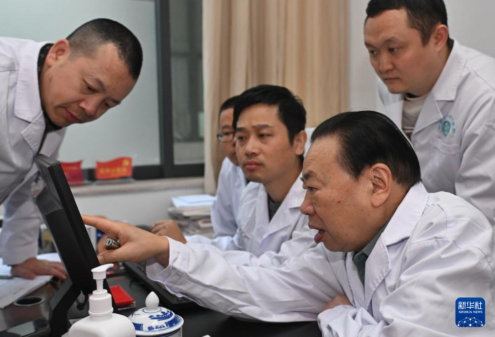 坚守一线的八旬老中医