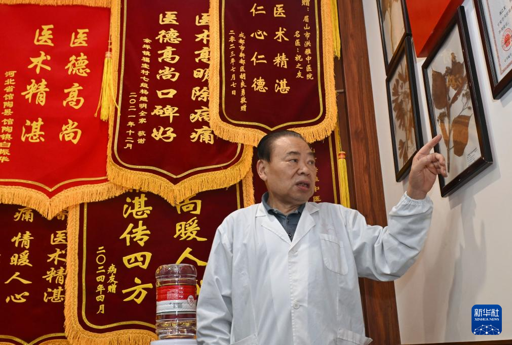 坚守一线的八旬老中医