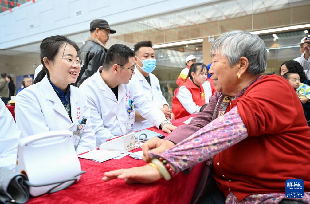 内蒙古鄂尔多斯:多彩活动暖重阳