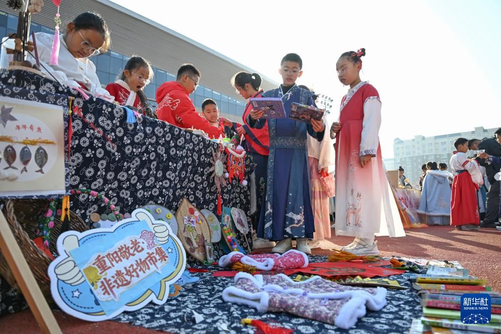 内蒙古鄂尔多斯:多彩活动暖重阳