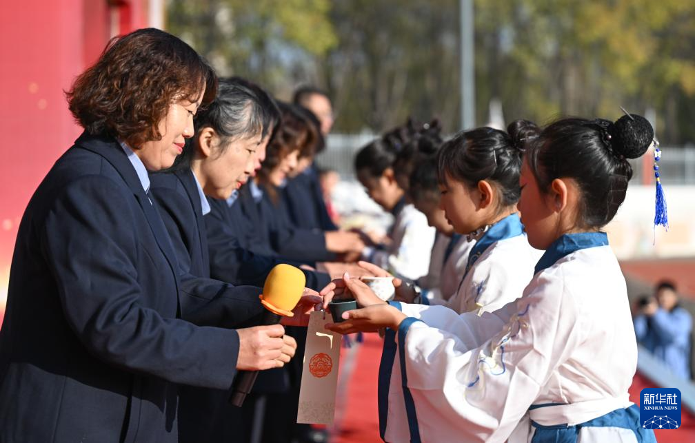 内蒙古鄂尔多斯:多彩活动暖重阳