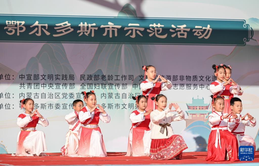 内蒙古鄂尔多斯:多彩活动暖重阳