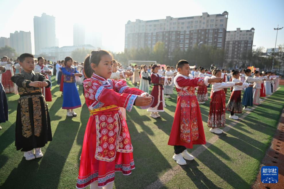 内蒙古鄂尔多斯:多彩活动暖重阳