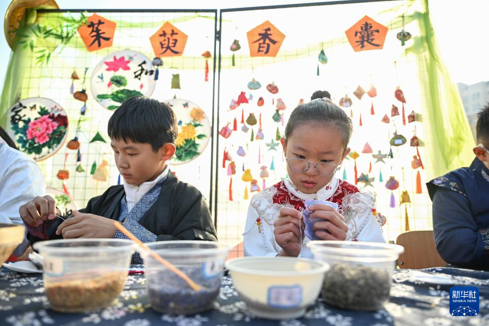 内蒙古鄂尔多斯:多彩活动暖重阳