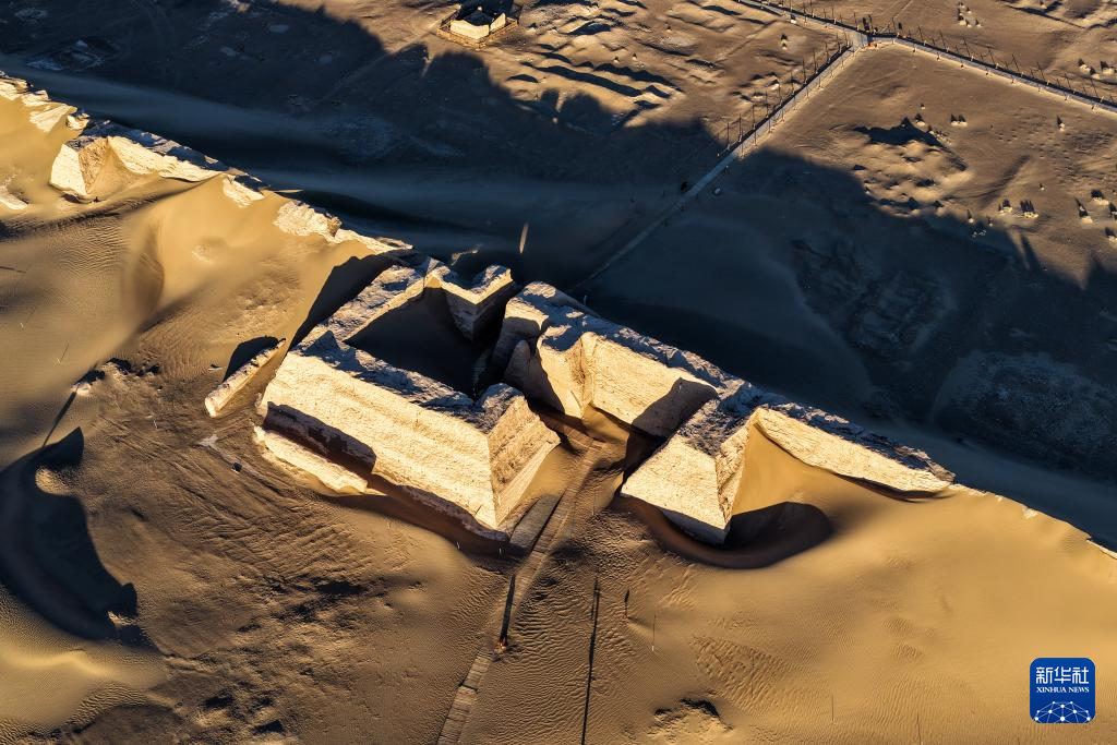 千年黑城 尽显沧桑