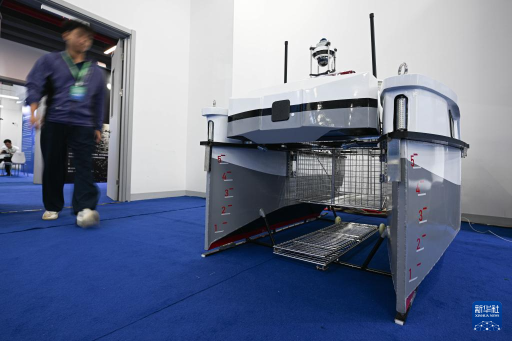 走进深海先进技术及装备成果展