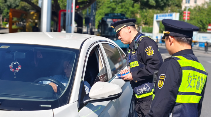 重庆交通执法总队：精细化执法+人性化服务护航十四艺节