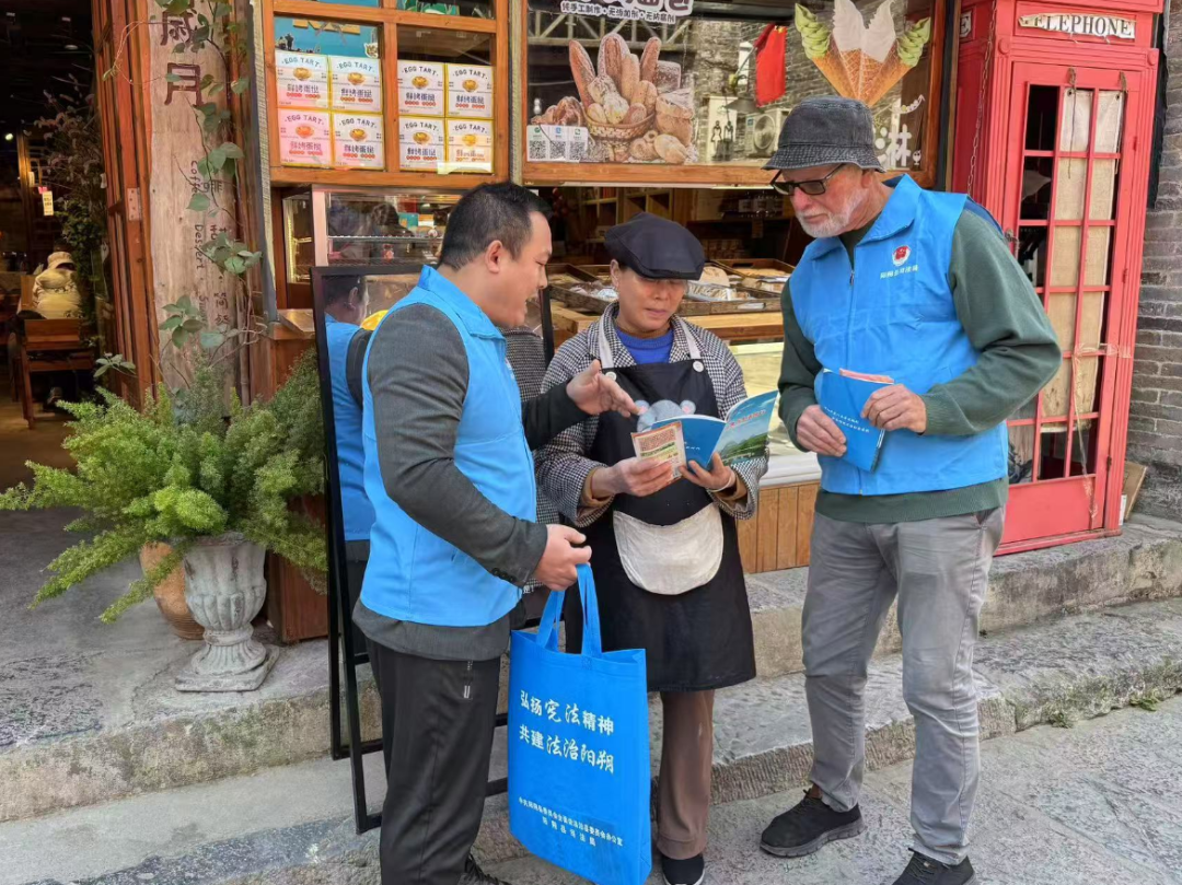 漓江潮涌法治韵 画桥通联中外情