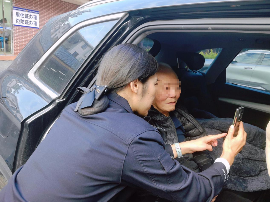 临桂公安“车中办证”暖民心 图片2.png
