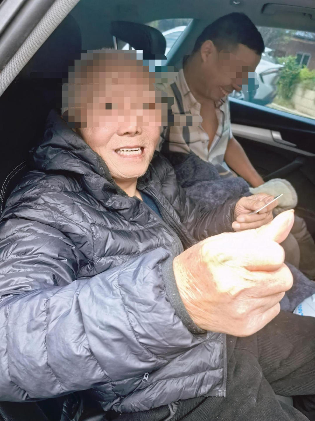 临桂公安“车中办证”暖民心