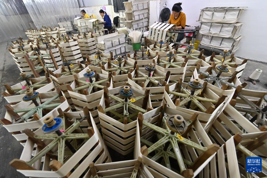 广西忻城:丝绸企业生产忙