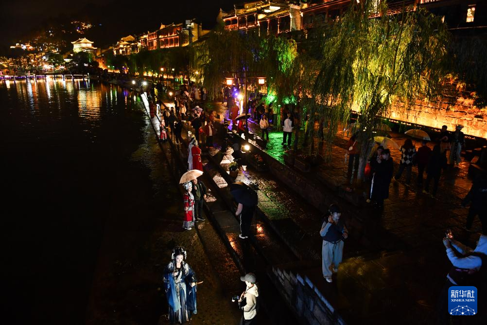 湖南凤凰:特色旅拍丰富旅游体验