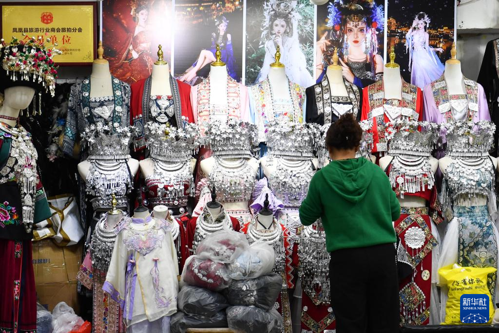 湖南凤凰:特色旅拍丰富旅游体验