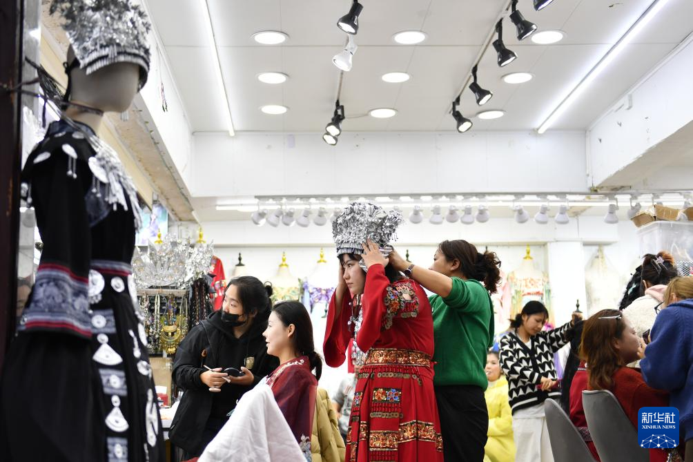 湖南凤凰:特色旅拍丰富旅游体验