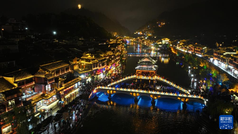 湖南凤凰:特色旅拍丰富旅游体验