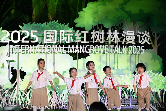 深圳少年用原创儿童诗画现场创作与朗诵点亮“2025国际红树林之夜”