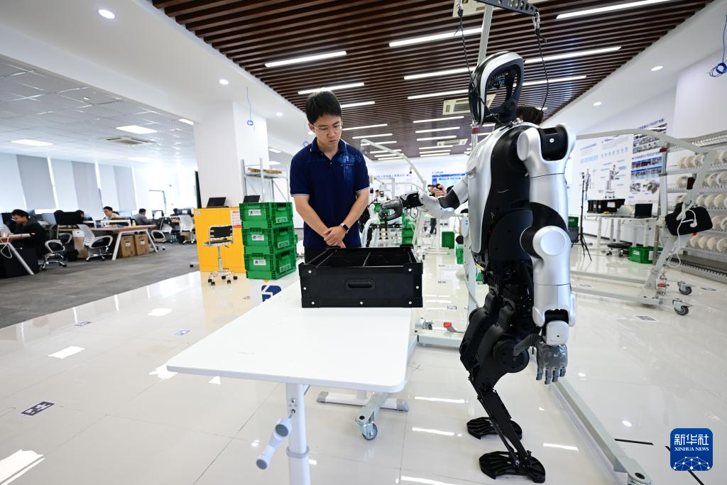 新职业故事｜机器人应用开发工程师：人形机器人的人类“老师”