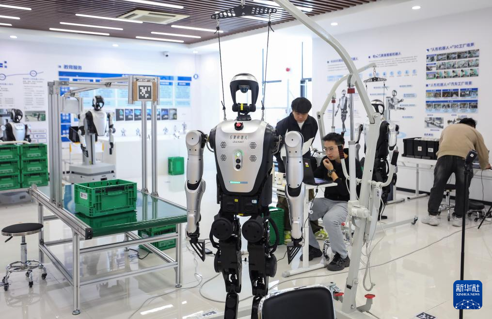 新职业故事｜机器人应用开发工程师：人形机器人的人类“老师”