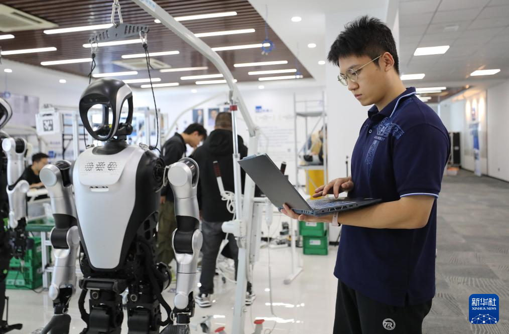 新职业故事｜机器人应用开发工程师：人形机器人的人类“老师”