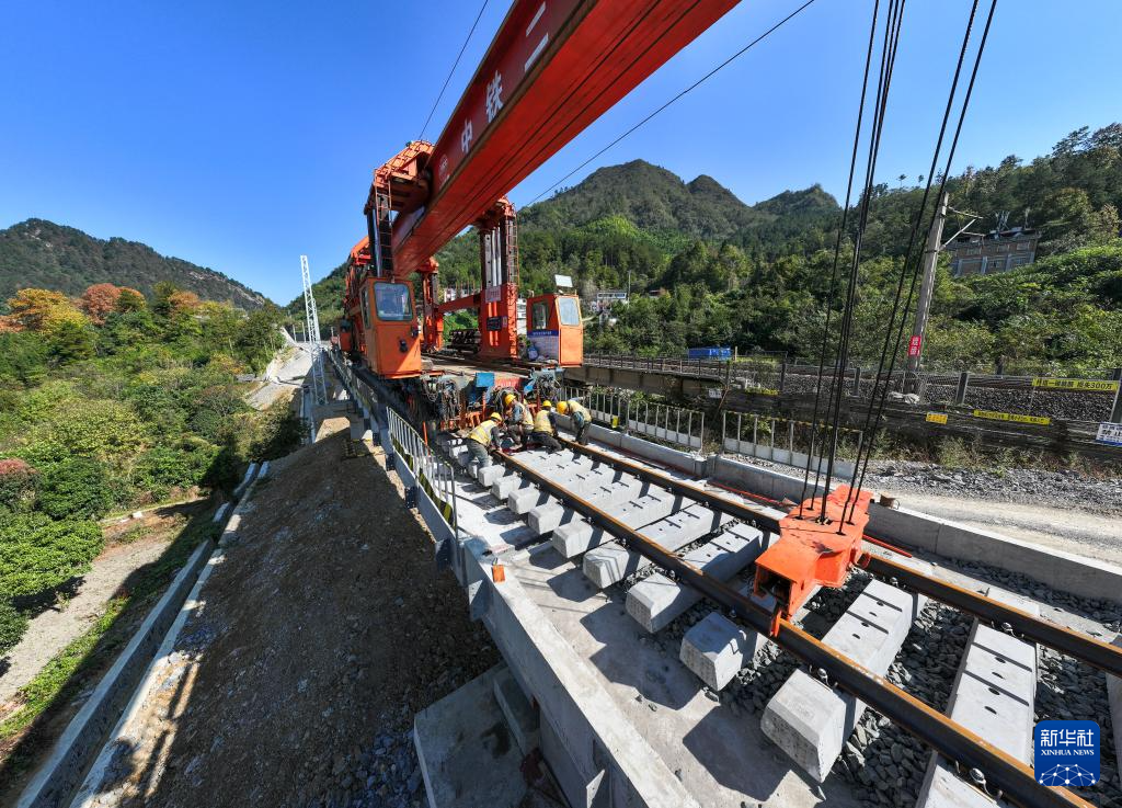 贵州瓮马铁路南延伸线架梁铺轨完成