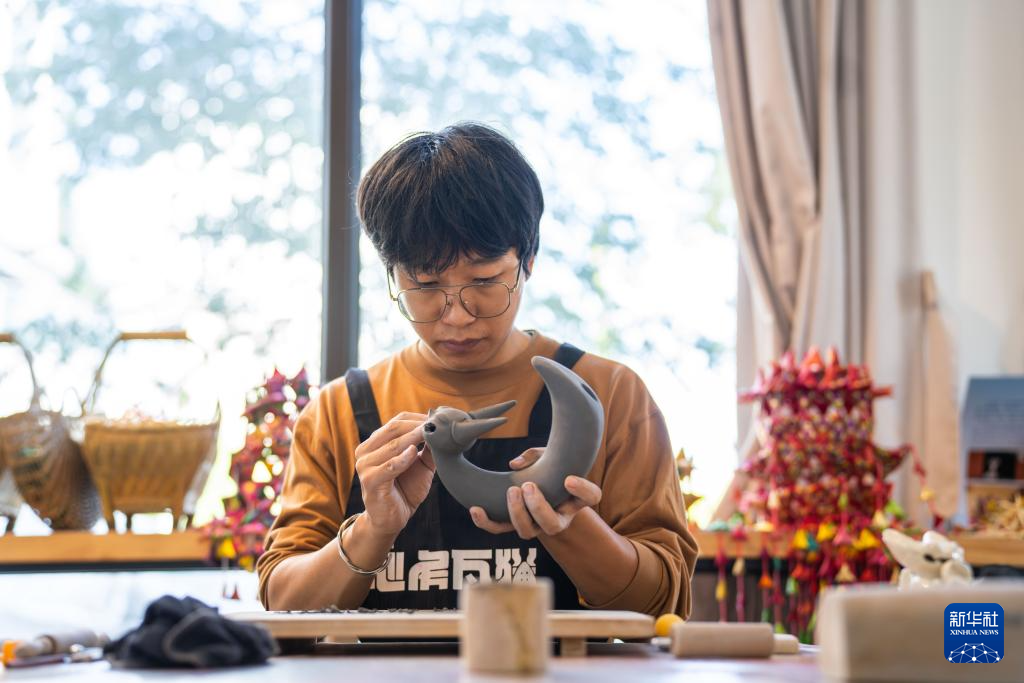 图片故事丨90后青年匠人 让镇宅神兽从屋顶走入“心房”