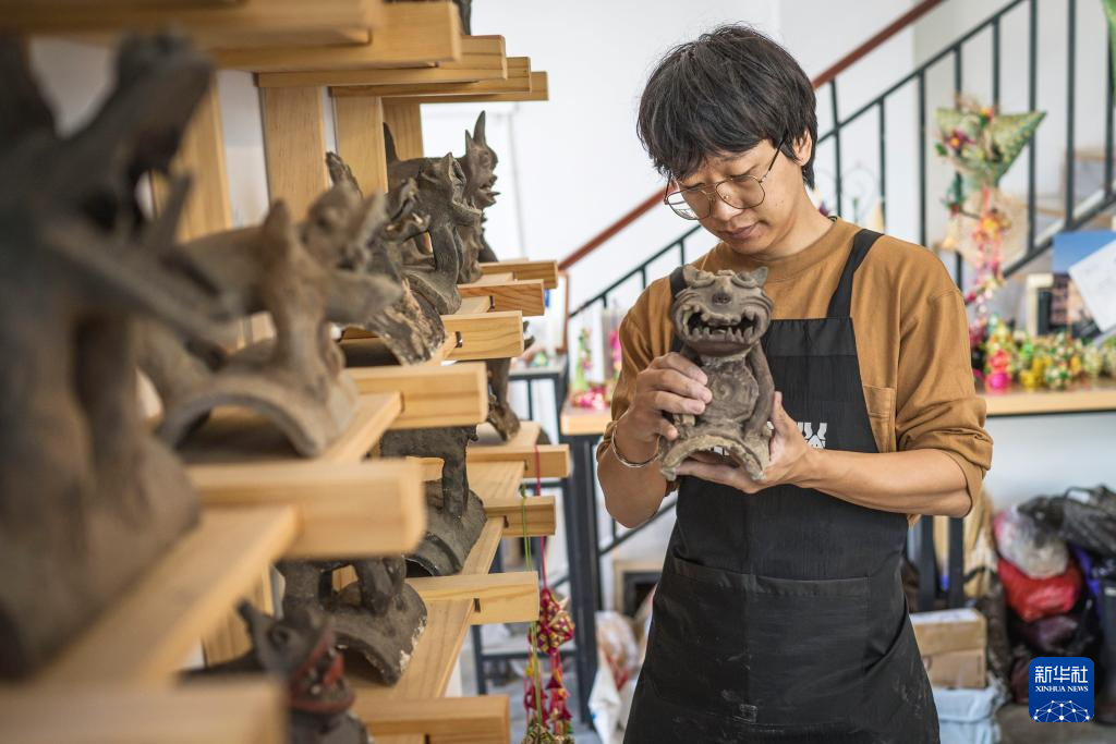 图片故事丨90后青年匠人 让镇宅神兽从屋顶走入“心房”