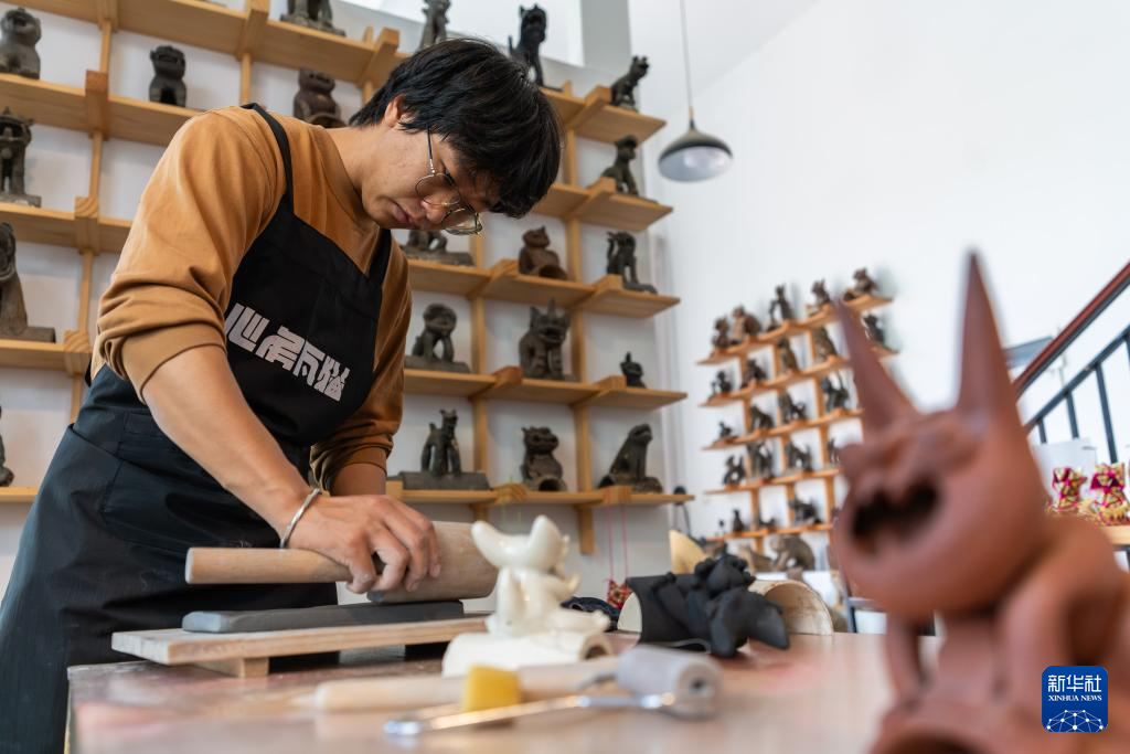 图片故事丨90后青年匠人 让镇宅神兽从屋顶走入“心房”