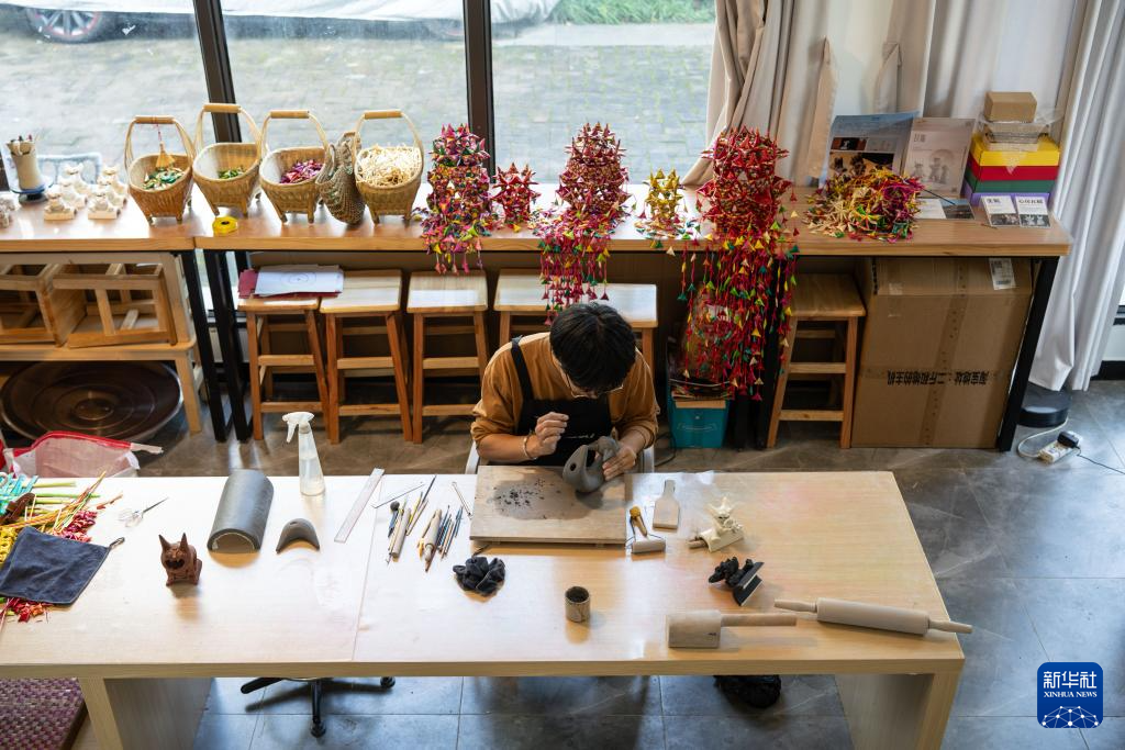 图片故事丨90后青年匠人 让镇宅神兽从屋顶走入“心房”