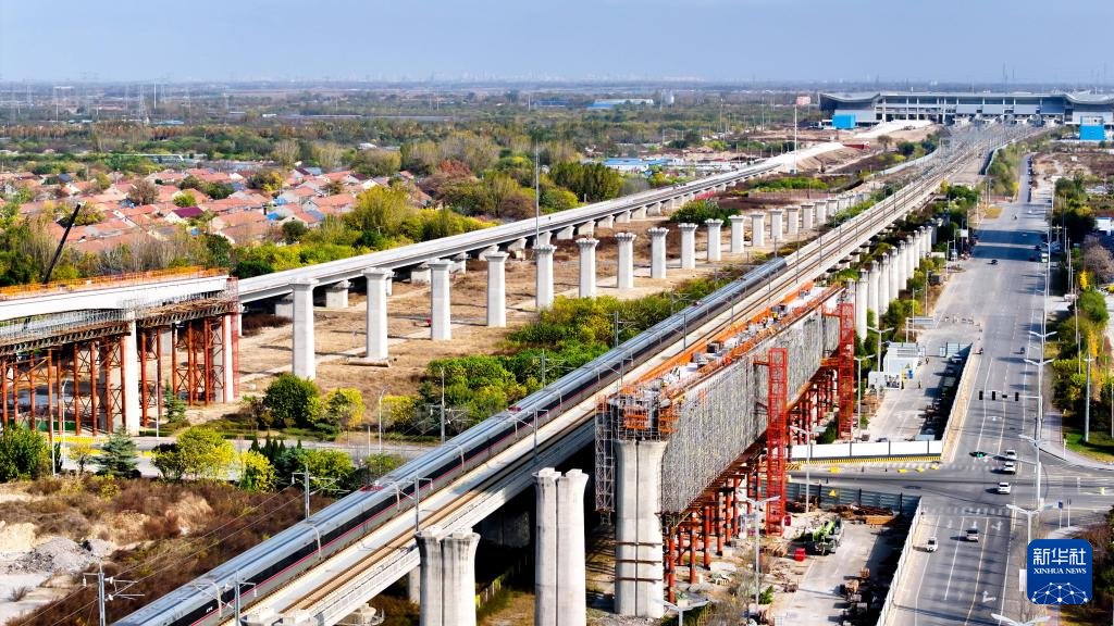 济青高铁潍东上行联络线两座连续梁合龙