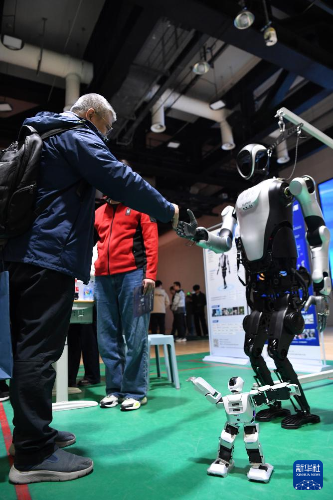 青少年具身智能与人形机器人科技教育研讨会在京举行