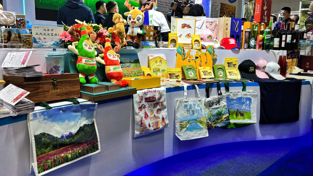 第十九届新疆冬博会启幕,“冰雪丝路”绘就热雪新画卷